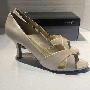 East 5th Savannah Shoes. Size 9.5. Bone color.